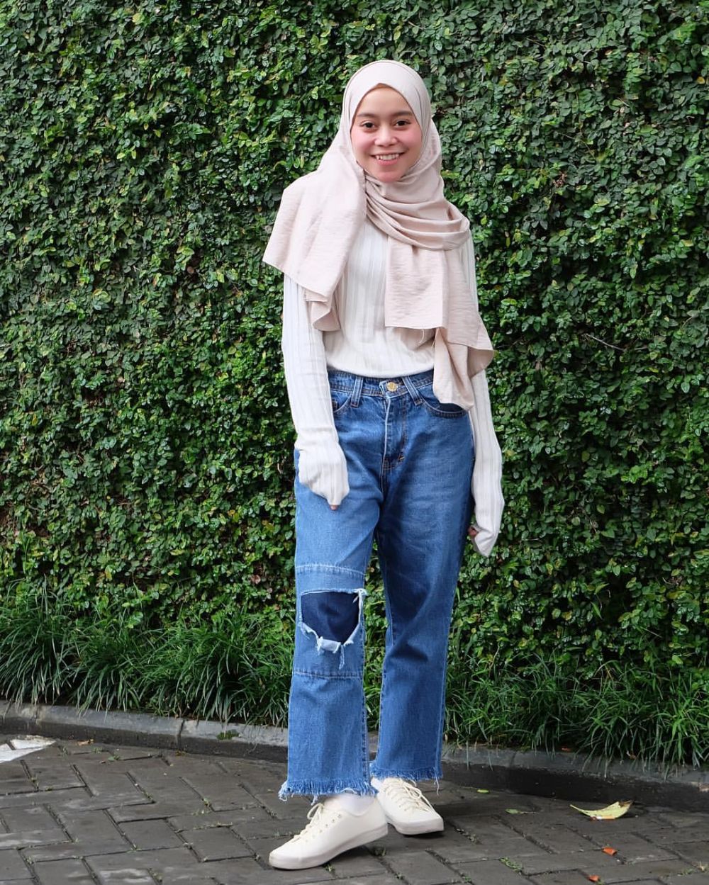 10 Ide Outfit Hijab ala Lesti Saat Hangout, OOTD Kece dan Stylish