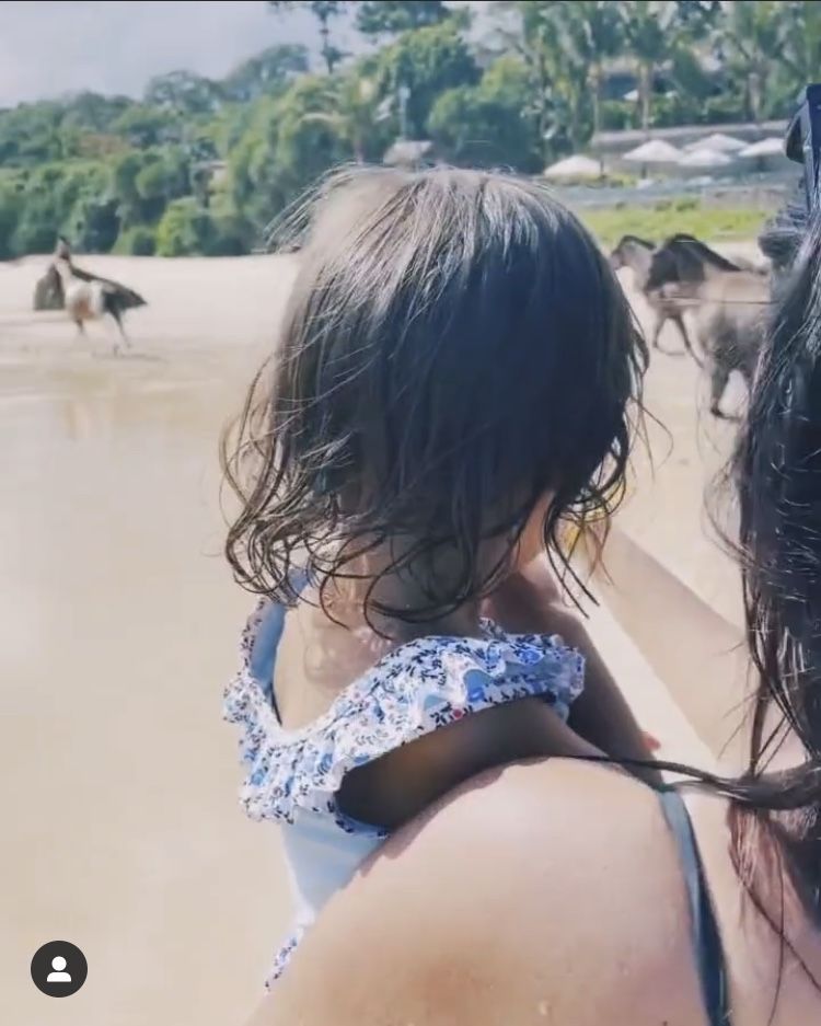 Zalina Gemas Abis! 10 Potret Seru Keluarga Raisa Liburan ke Sumba