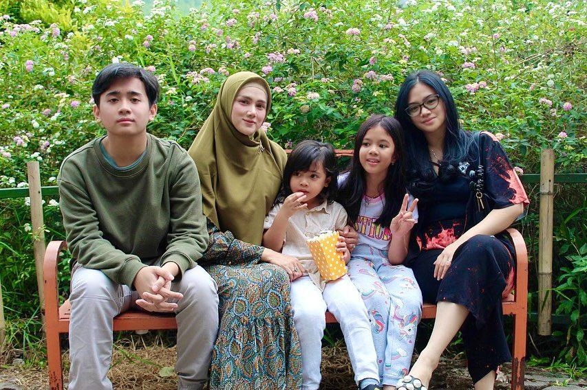 10 Artis Punya Banyak Anak, tapi dari Suami Berbeda