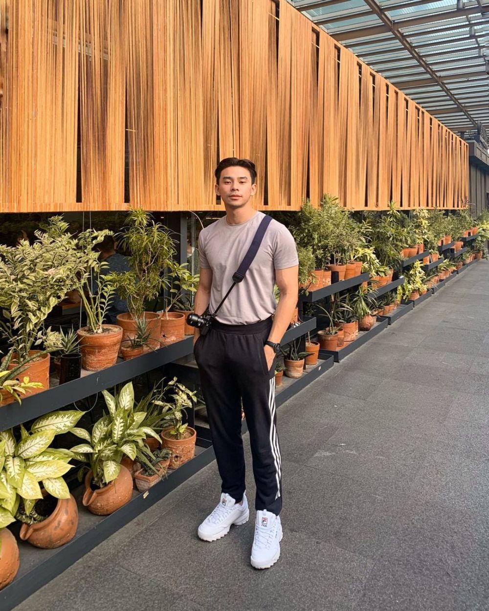 9 Ide Mix and Match Kaus Polos ala Kevin Yohanes, Stylish Maksimal!