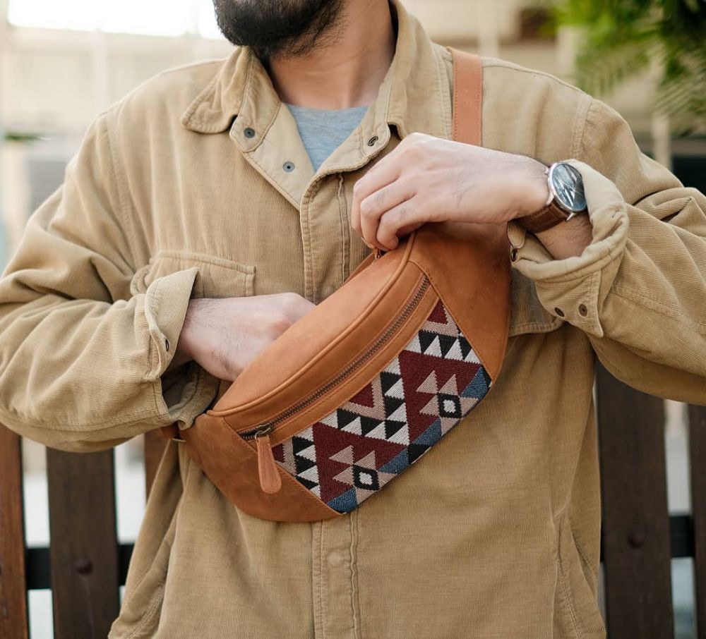 9 Rekomendasi Brand Waist Bag Berkualitas untuk Pria