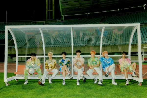 10 Potret NCT DREAM Nongkrong Bareng di Stadion Kosong, Keren!