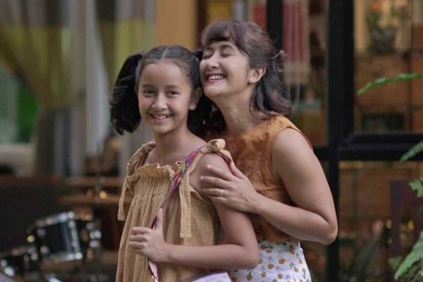 Potret 9 Artis Wanita dan Putri Remajanya, Manis dan Penuh Kehangatan!