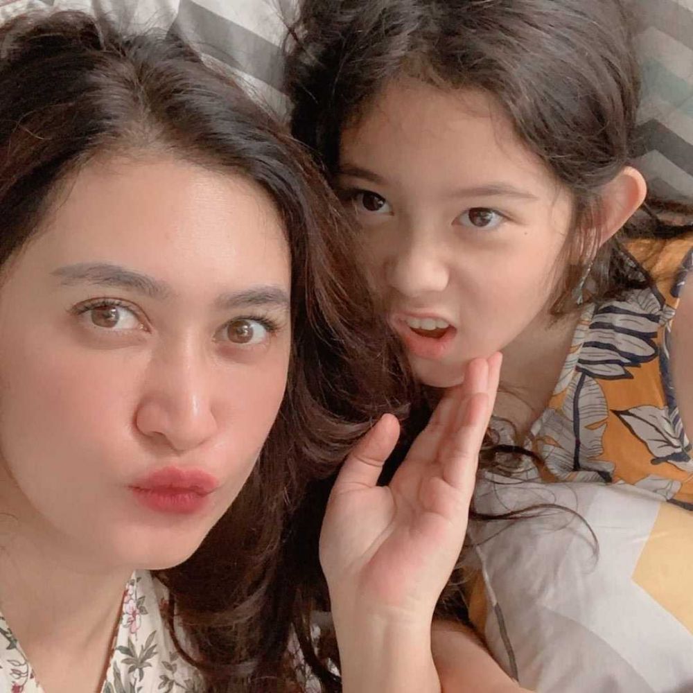 9 Potret Bahagia Artis Janda Usia 40-an dengan Anak Mereka