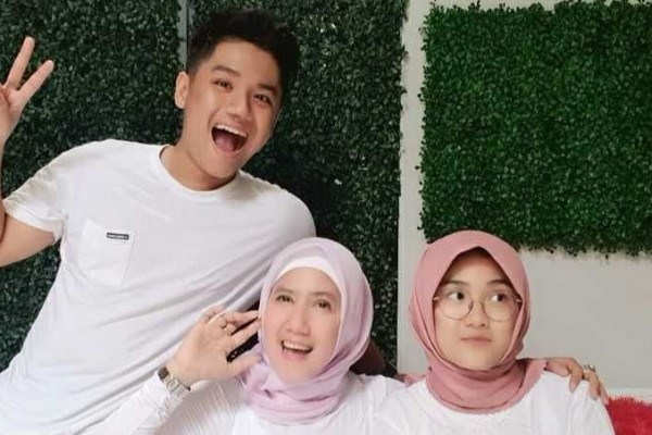 Ibu Rasa Sahabat, 10 Potret Kompak Ine Sinthya dan Kedua Anaknya
