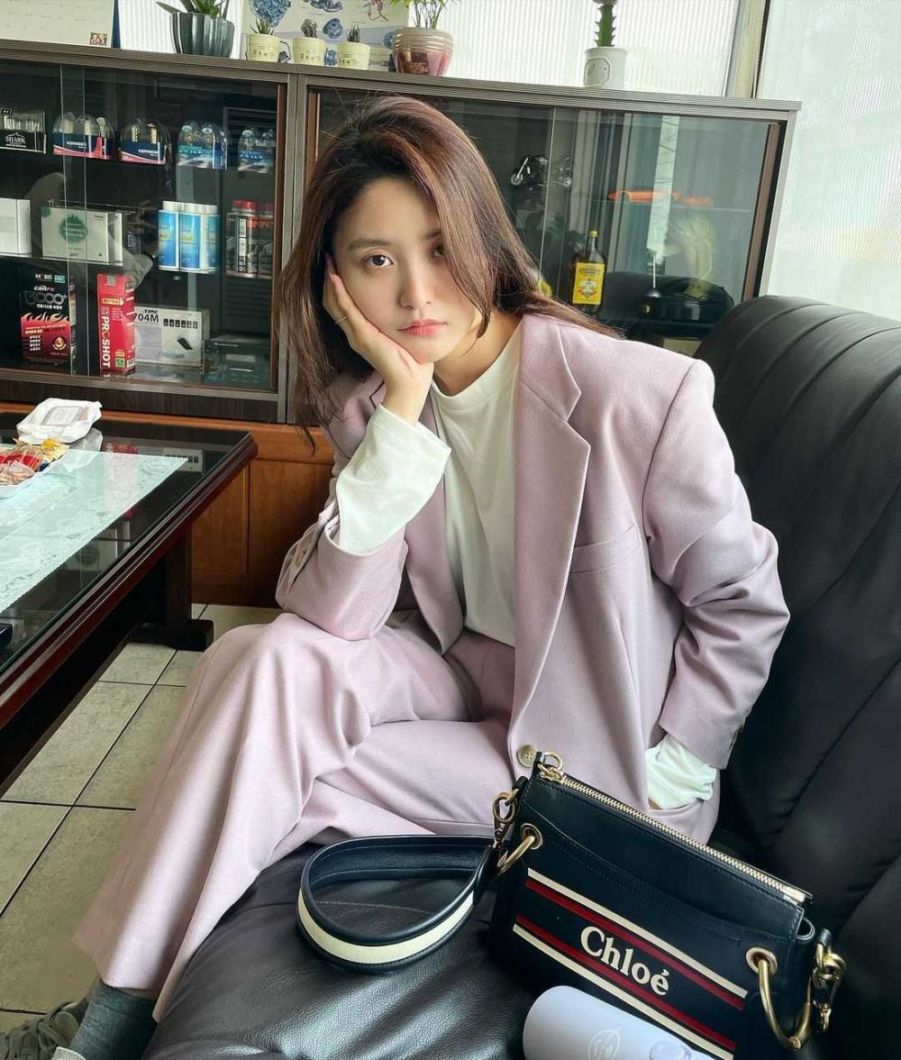 10 Potret Jeonghwa, Pembawa Berita di One the Woman