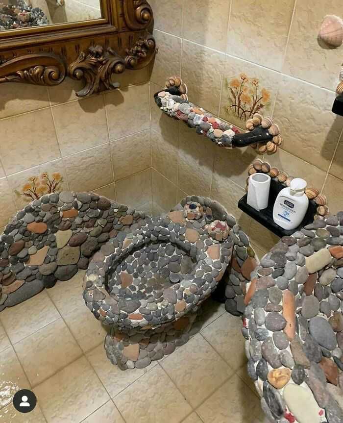 Bentuknya Bikin Ngakak! 10 Potret Desain Kamar Mandi Paling Aneh
