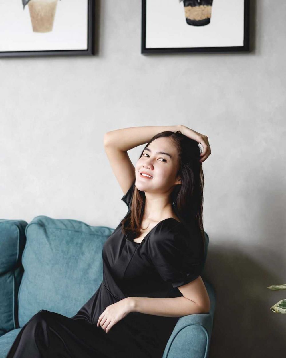 Calon Mama Muda Makin Bening! 10 Potret Kehamilan Nella Kharisma