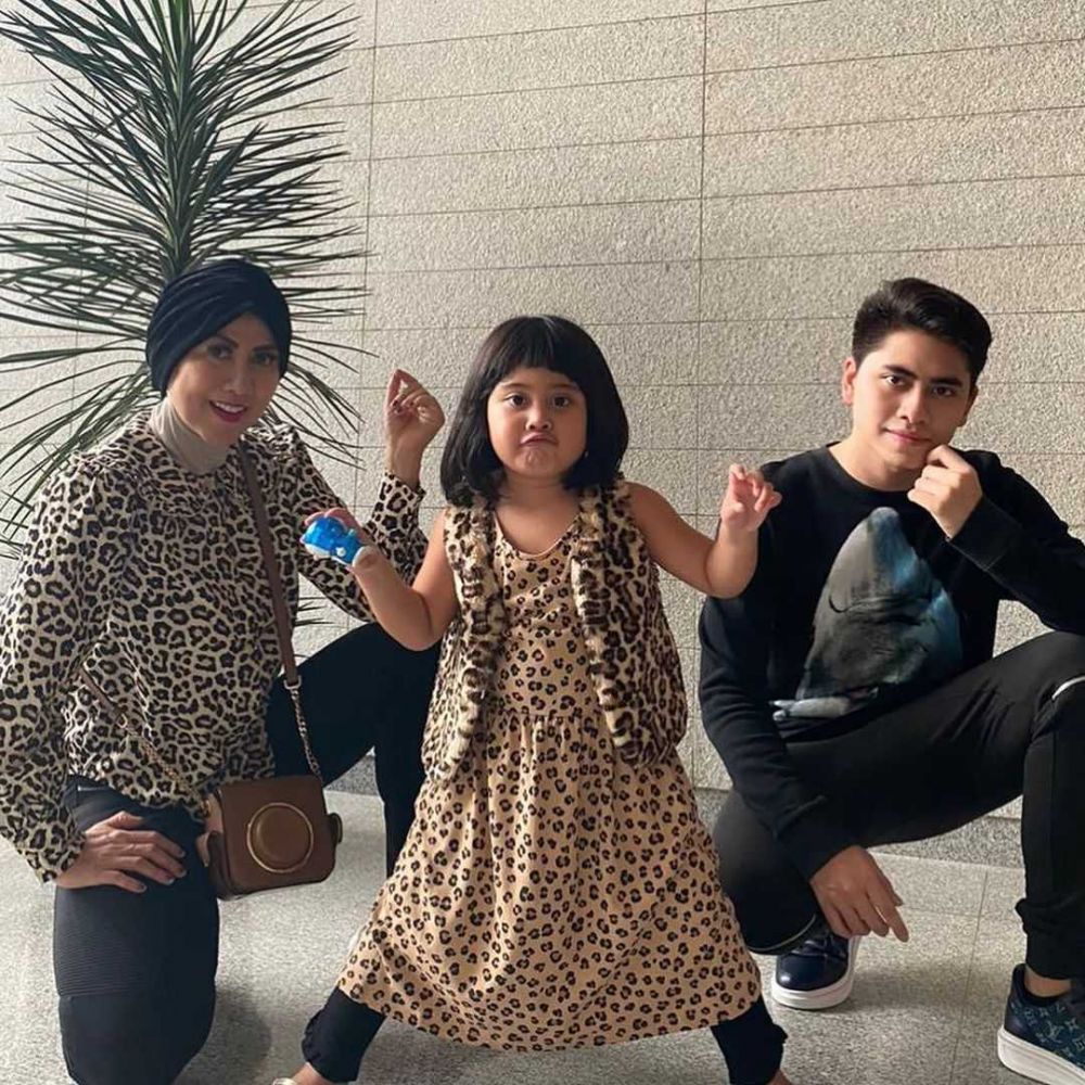 9 Potret Bahagia Artis Janda Usia 40-an dengan Anak Mereka