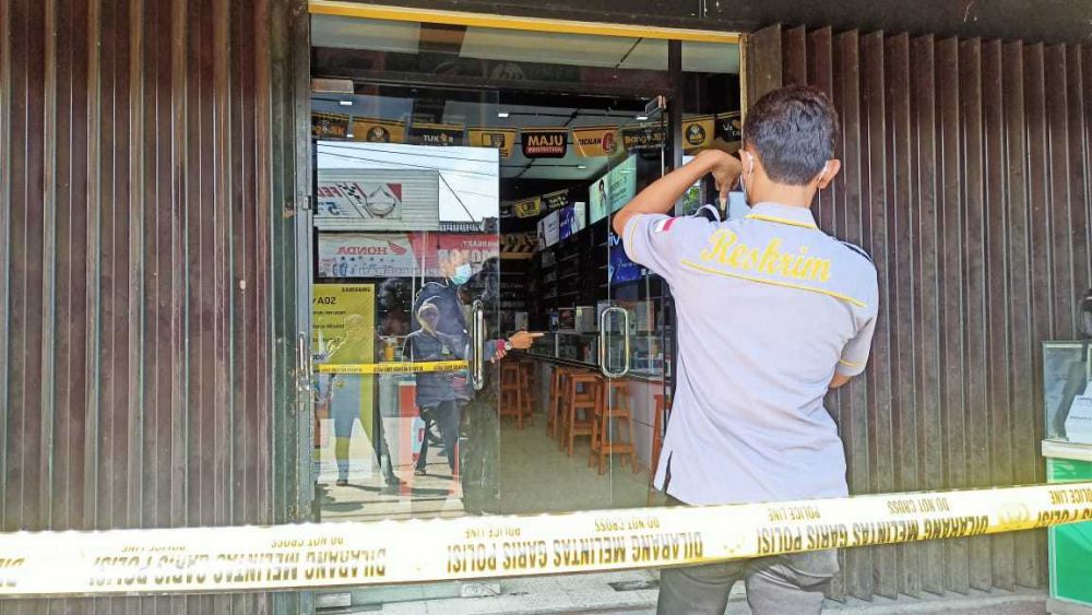 Pencurian Modus Gendam Gentayangan di Gerai HP Surabaya