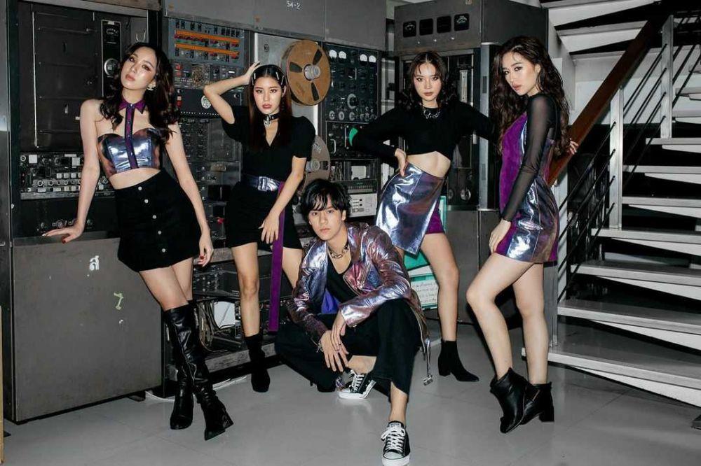 10 Potret Girl Group SIZZY, Comeback Lewat 'Unstoppable'