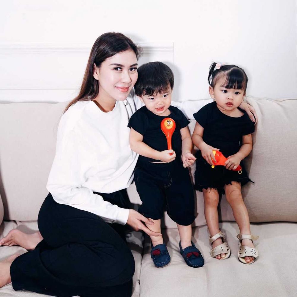 10 Potret Kompak Syahnaz dan Dua Anak Kembarnya, Ibu Rasa Kakak