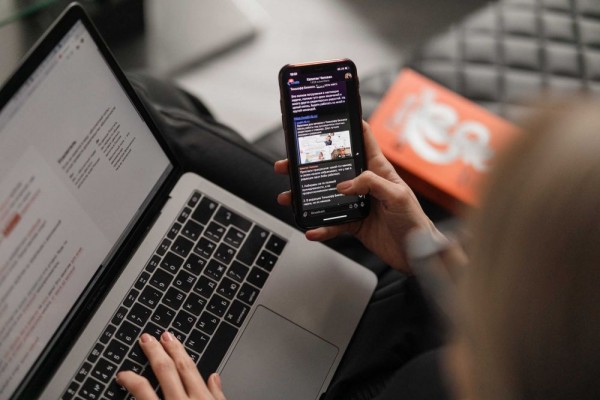 5 Dampak Positif Bagi Kesehatan dari Mengubah Ponsel Menjadi Dark Mode