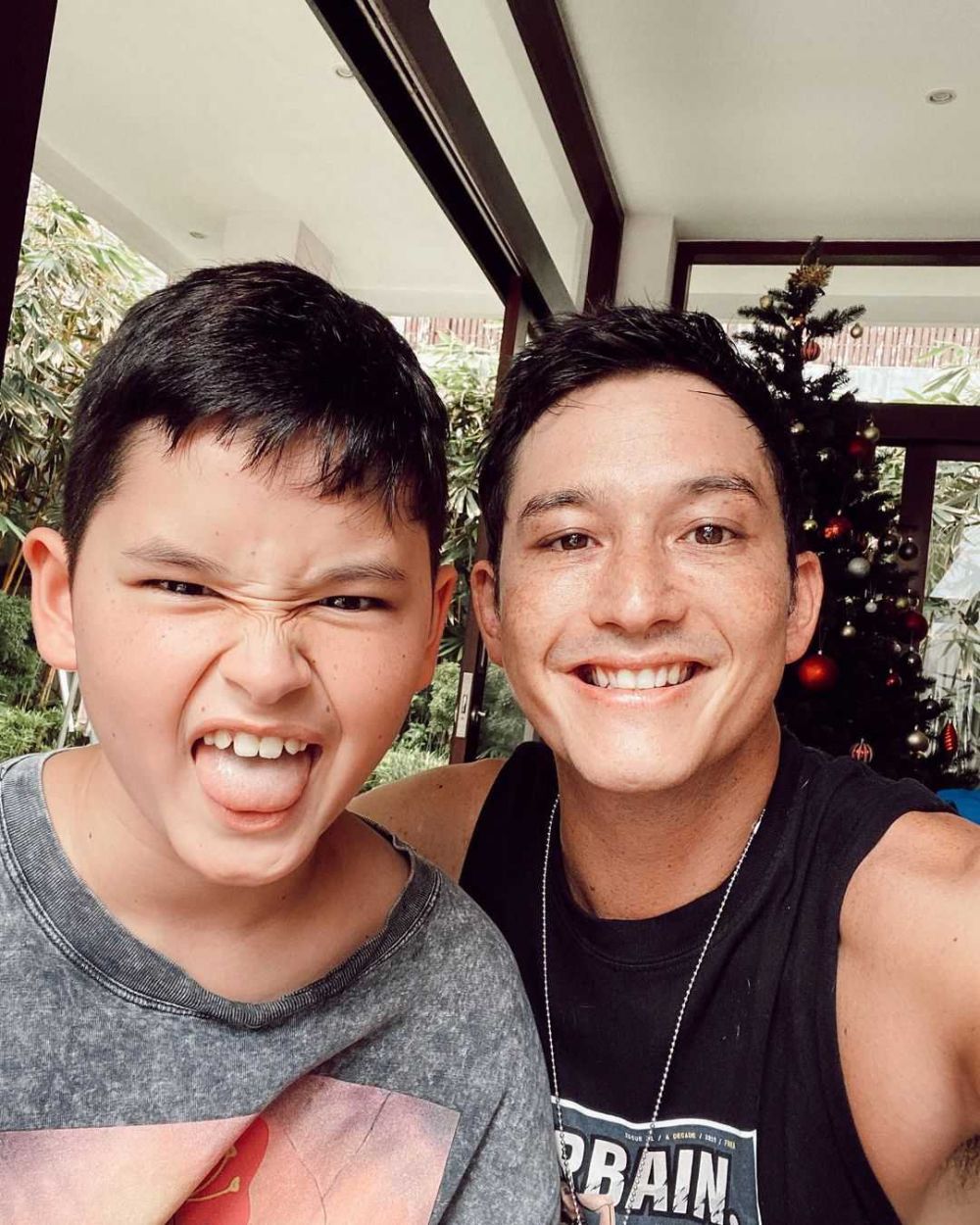 Ayah Idaman Banget! 9 Artis Duda Dikenal Cekatan Mengasuh Anak