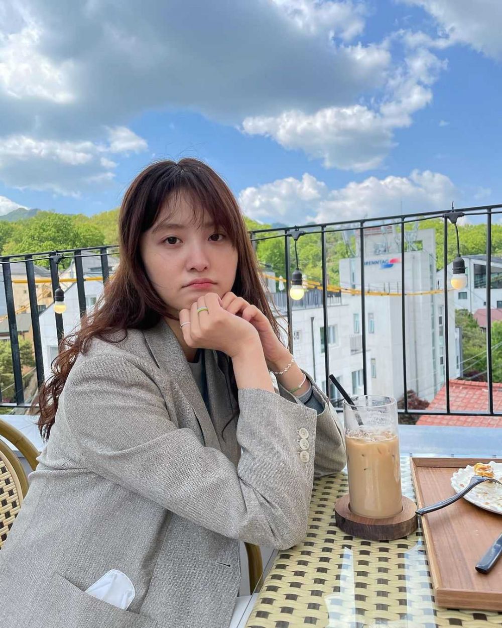 10 Potret Jeonghwa, Pembawa Berita di One the Woman