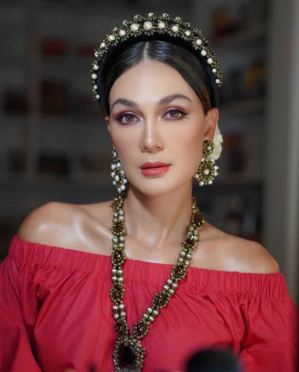 1. Ini dia penampilan memesona Luna Maya saat pakai bandana etnik yang glam...