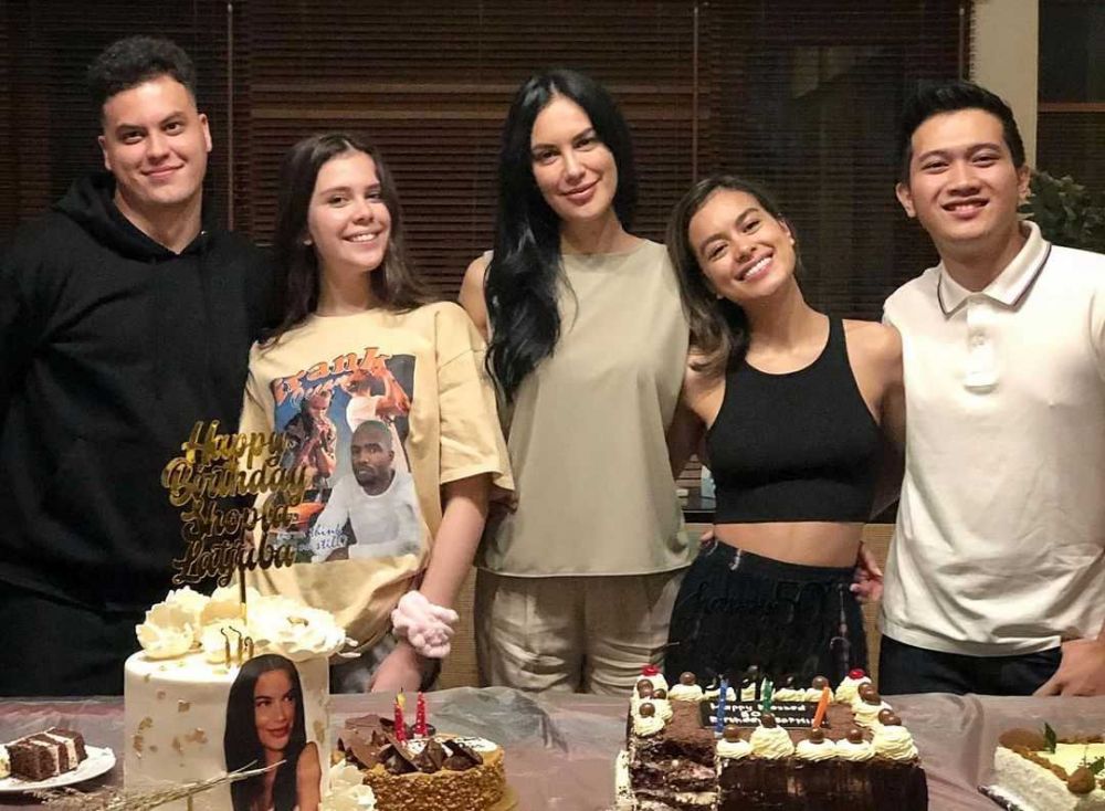 9 Potret Bahagia Artis Janda Usia 40-an dengan Anak Mereka