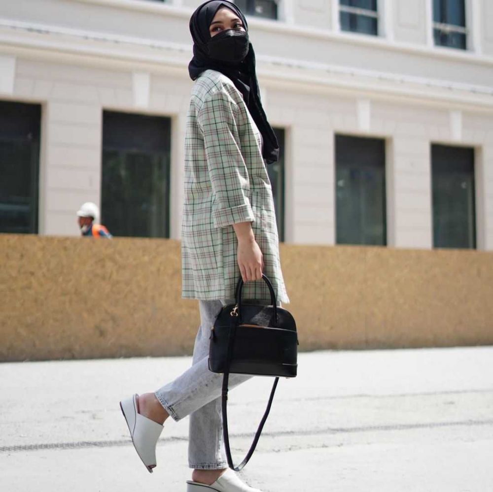 9 Inspirasi Outfit Hijab yang Simpel dan Stylish ala Putri Delina