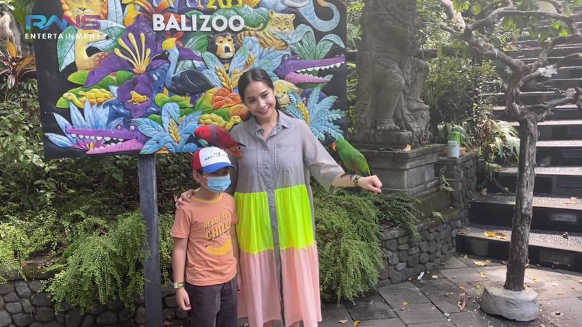 Sewa Kebun Binatang di Bali, 9 Momen Nagita Slavina Ngidam Lihat Gajah