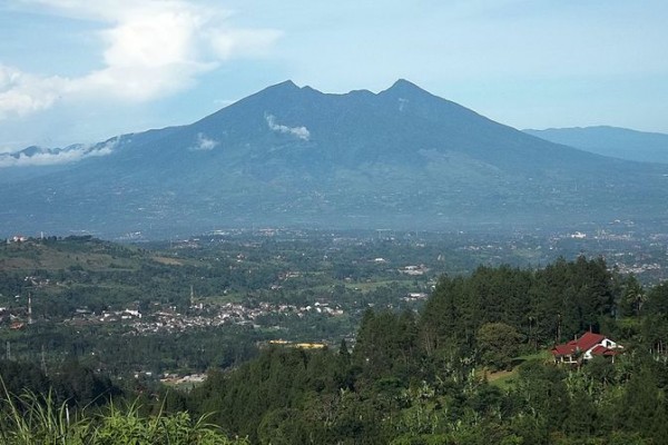 9 Potret Gunung Salak di Jawa Barat yang Dikenal Menyeramkan!