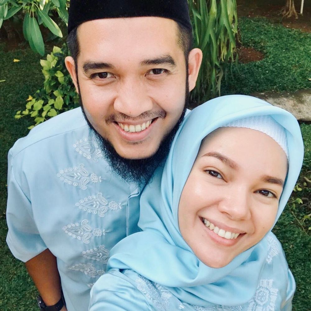 Jadi Pasangan Harmonis, 9 Potret Dewi Sandra dan Suami