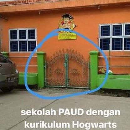 Ada dan Nyata, 10 Gapura Nyeleneh Ini Bikin Bingung dan Ngakak