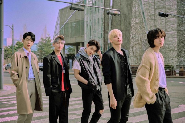 10 Penampilan Berkesan TXT saat Cover Lagu Musisi Lain, Bikin Bangga!