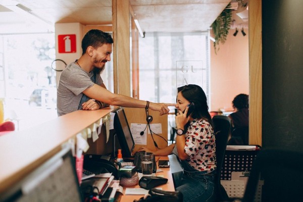5 Alasan Pria Mudah Tertarik Pada Wanita yang Murah Senyum