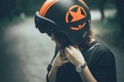 7 Rekomendasi Helm Perempuan Nyaman Dipakai, Gak Berat