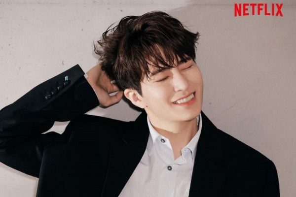 9 Potret Youngjae GOT7, Mahasiswa Ceria di Sitkom So Not Worth It