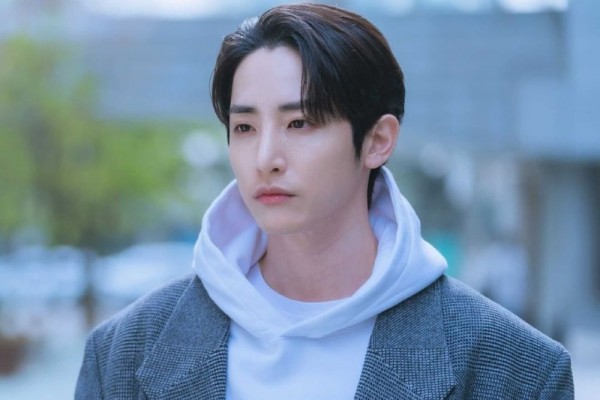 Mahal, 9 Harga Koleksi Coat Lee Soo Hyuk di Doom at Your Service