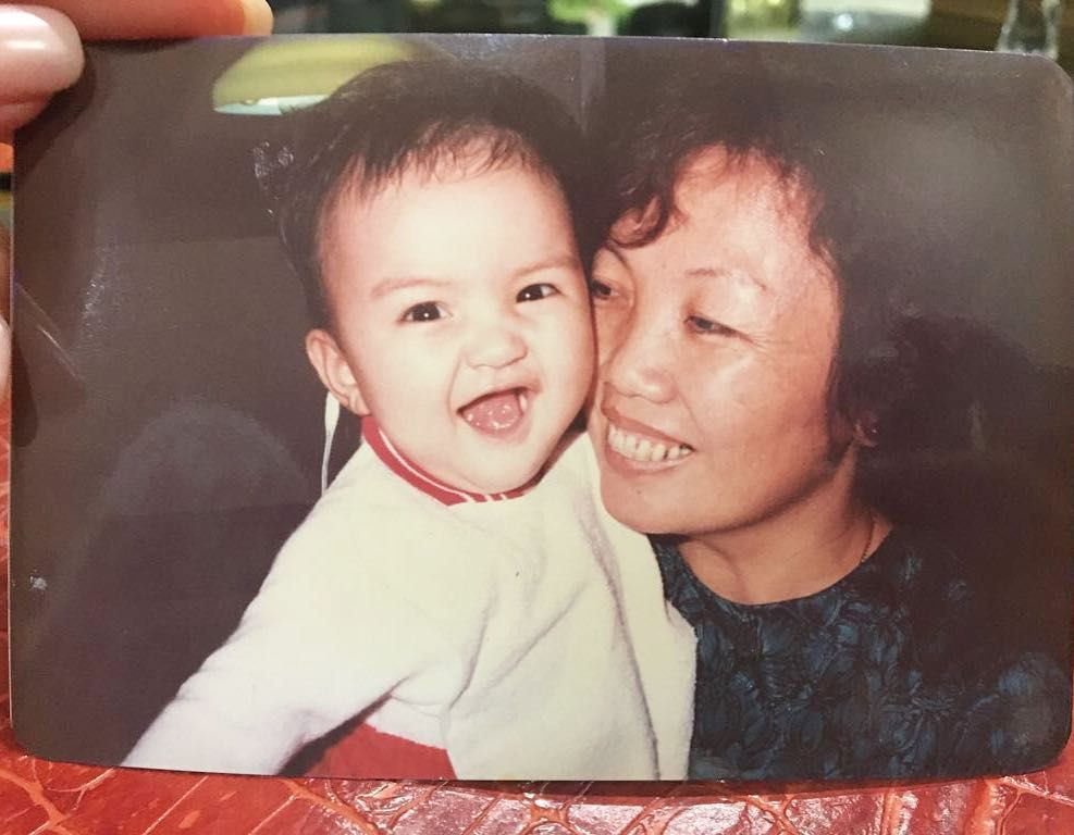 Cucu Kesayangan, 9 Potret Masa Kecil Artis Bersama Kakek dan Nenek