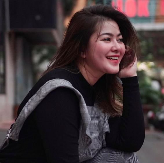 9 Gaya Terbaru Sherrin Tharia Lepas Hijab, Mantan Istri Zumi Zola