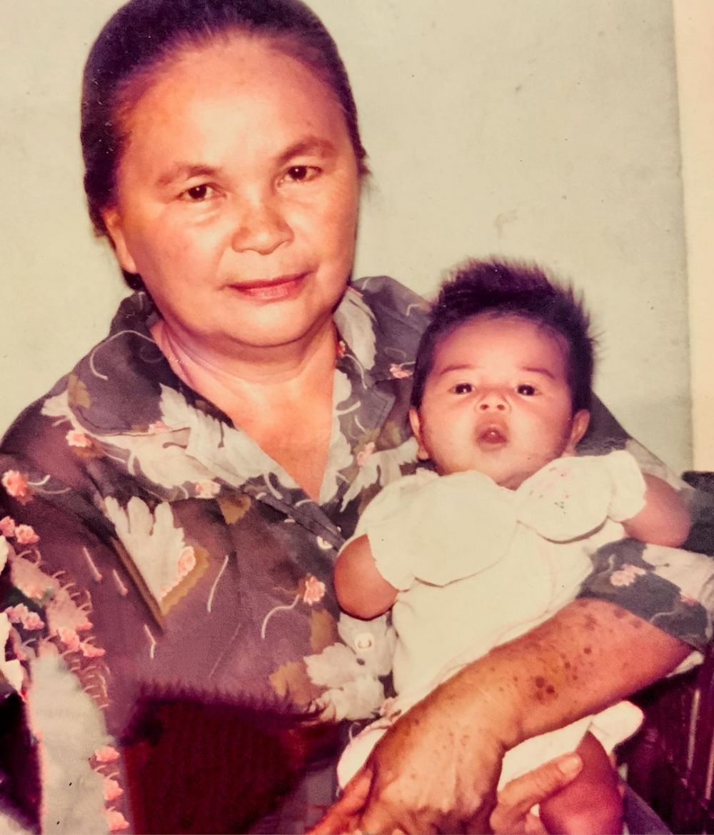 Cucu Kesayangan, 9 Potret Masa Kecil Artis Bersama Kakek dan Nenek