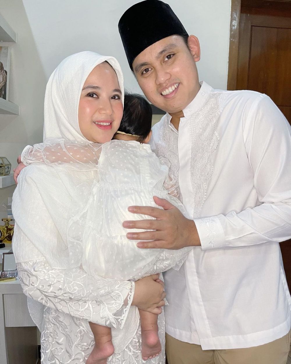 10 Potret Memesona Chacha Frederica Kenakan Kebaya, Istri Bupati