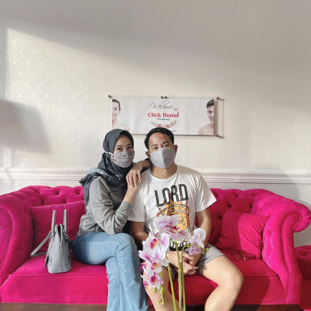 Kian Mesra! 10 Potret Poppy Bunga dan Suami 7 Tahun Menikah