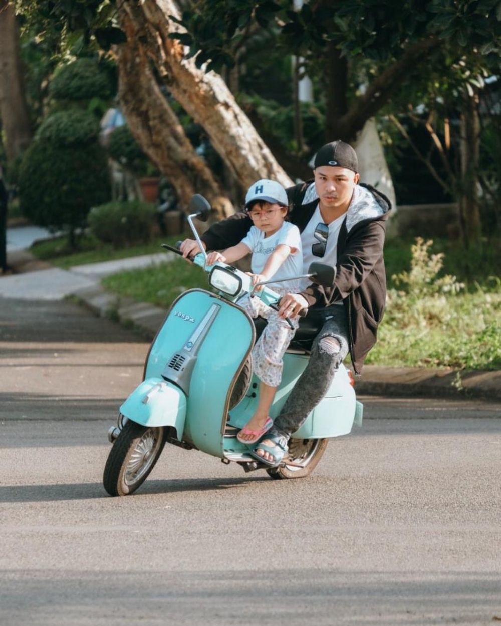 Gak Mewah tapi Istimewa, 9 Artis Bonceng Anak Naik Motor