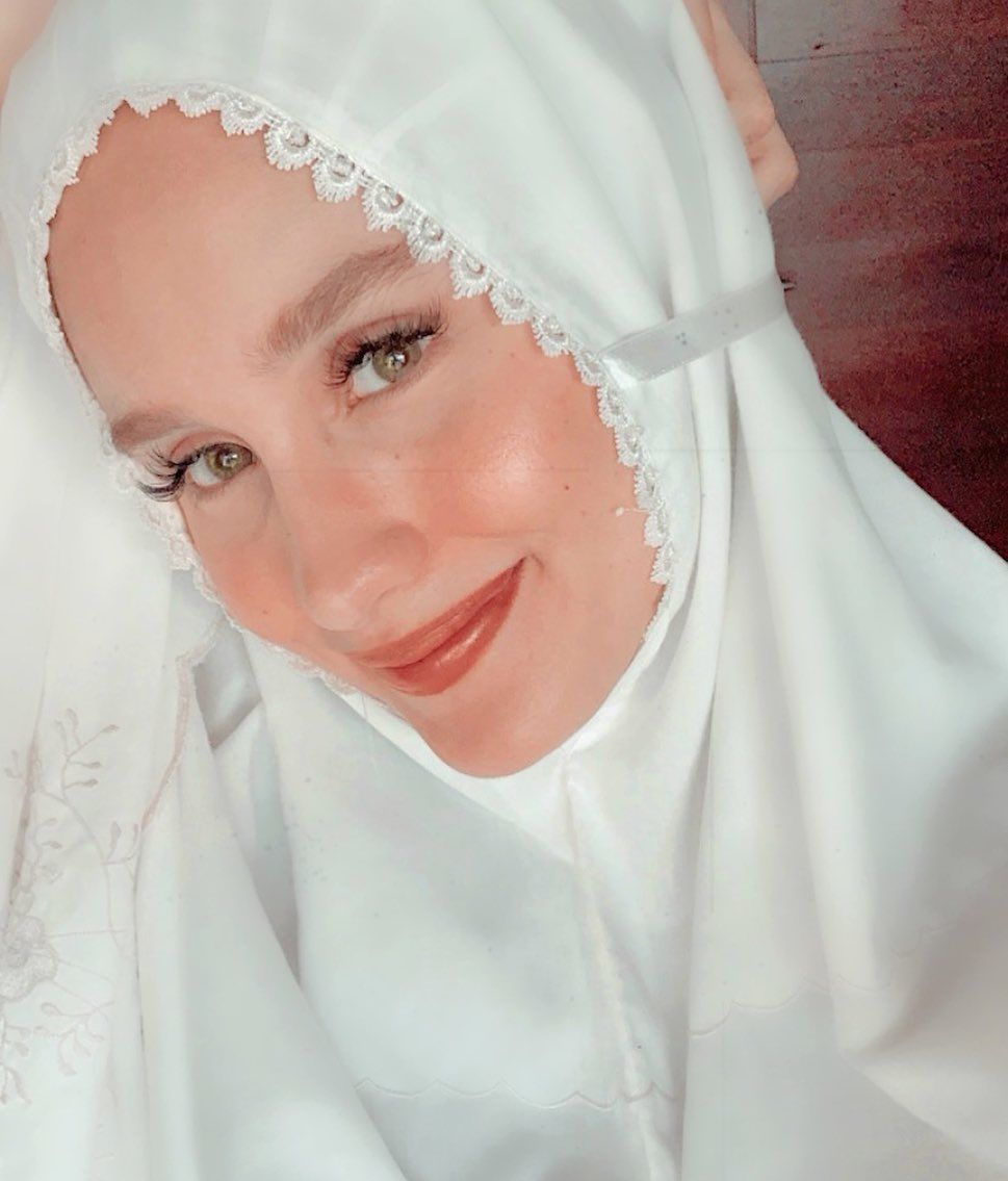 Kenakan Hijab, 10 Pesona Anya Geraldine dan Cinta Laura Bikin Adem