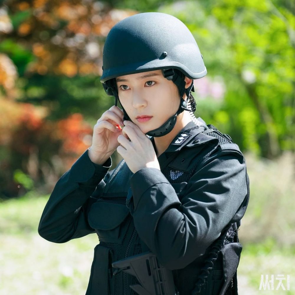 10 Adu Pesona Krystal Jung Di Search Vs Police University