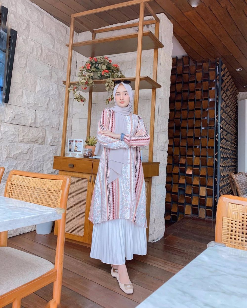 11 Ide Outfit Pleated Skirt Putih ala Inggrid Yulika, Stunning Abis!