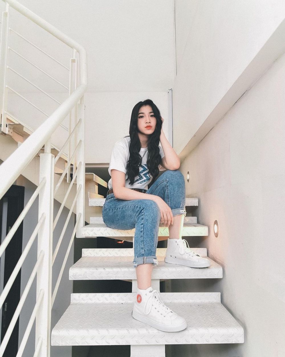 10 Pose Duduk ala Member JKT48, Estetik!