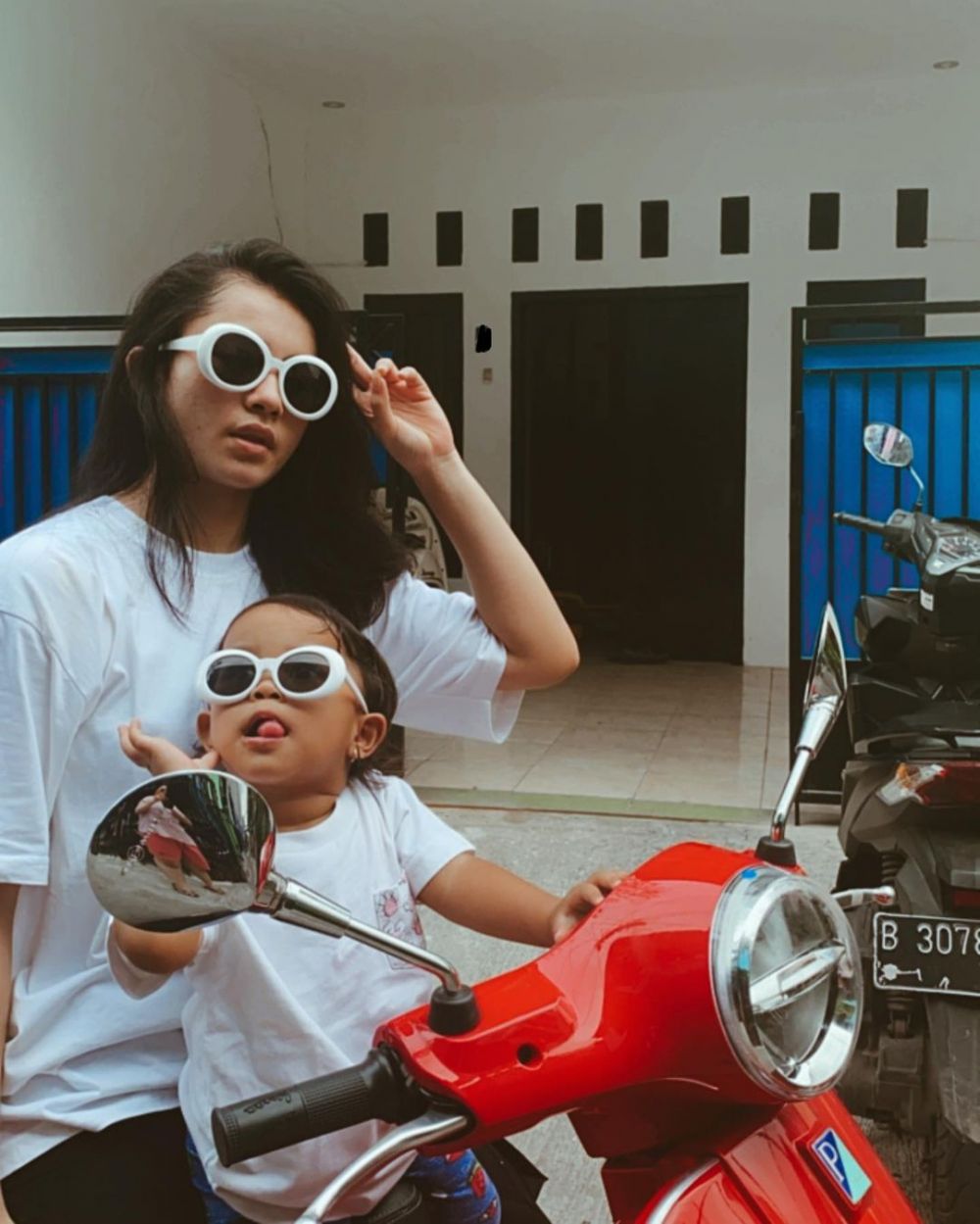 Potret Sintya Marisca Naik Vespa Yang Kece Abis