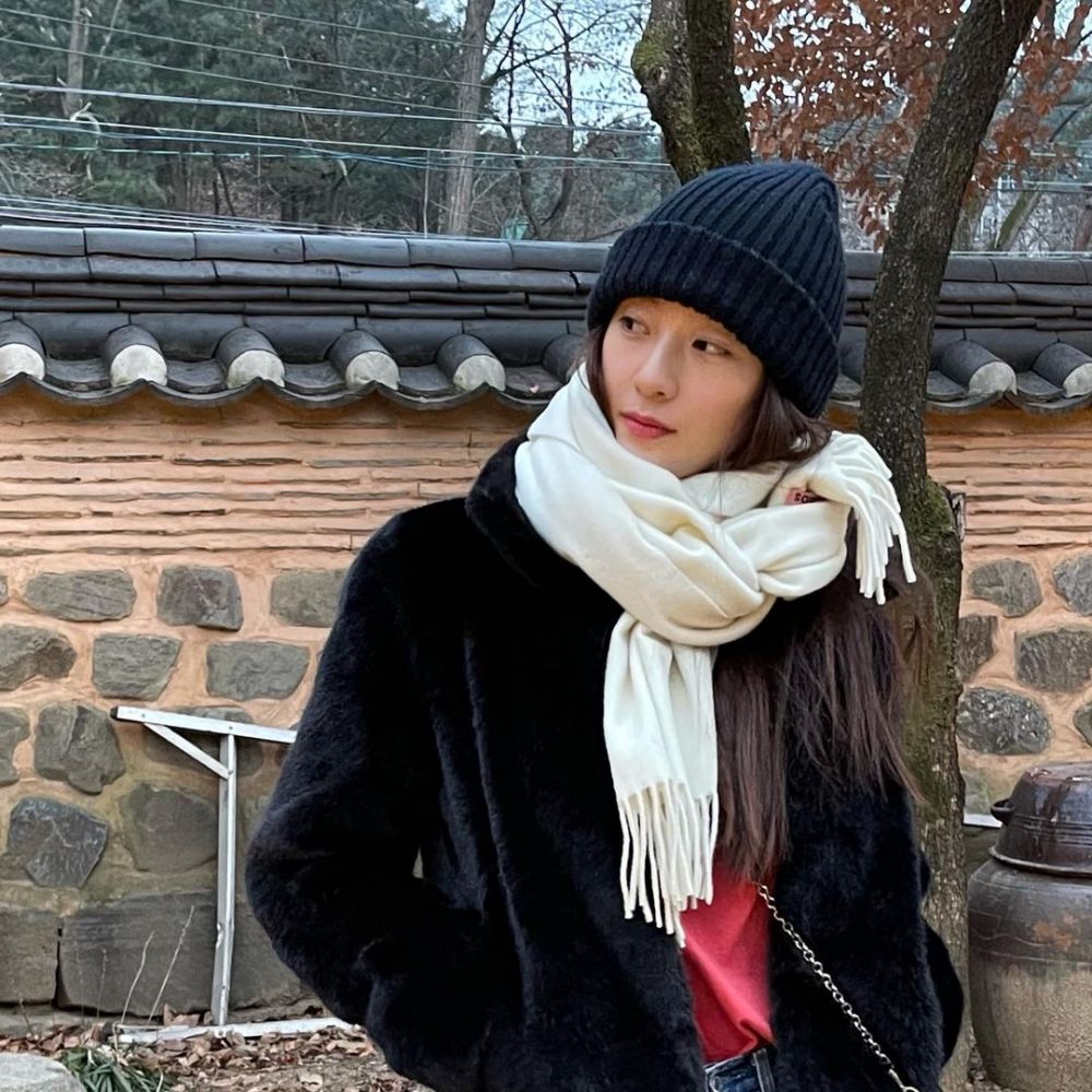 9 Potret On Point Krystal Jung dengan Beanie Hat, Kece Maksimal!