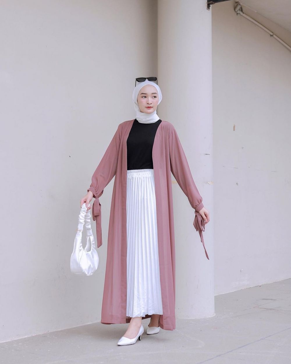 11 Ide Outfit Pleated Skirt Putih ala Inggrid Yulika, Stunning Abis!
