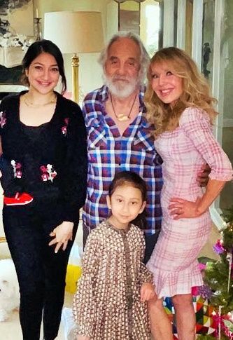 9 Potret Rahma Azhari dan Keluarga Suami, Mertuanya Artis Hollywood!