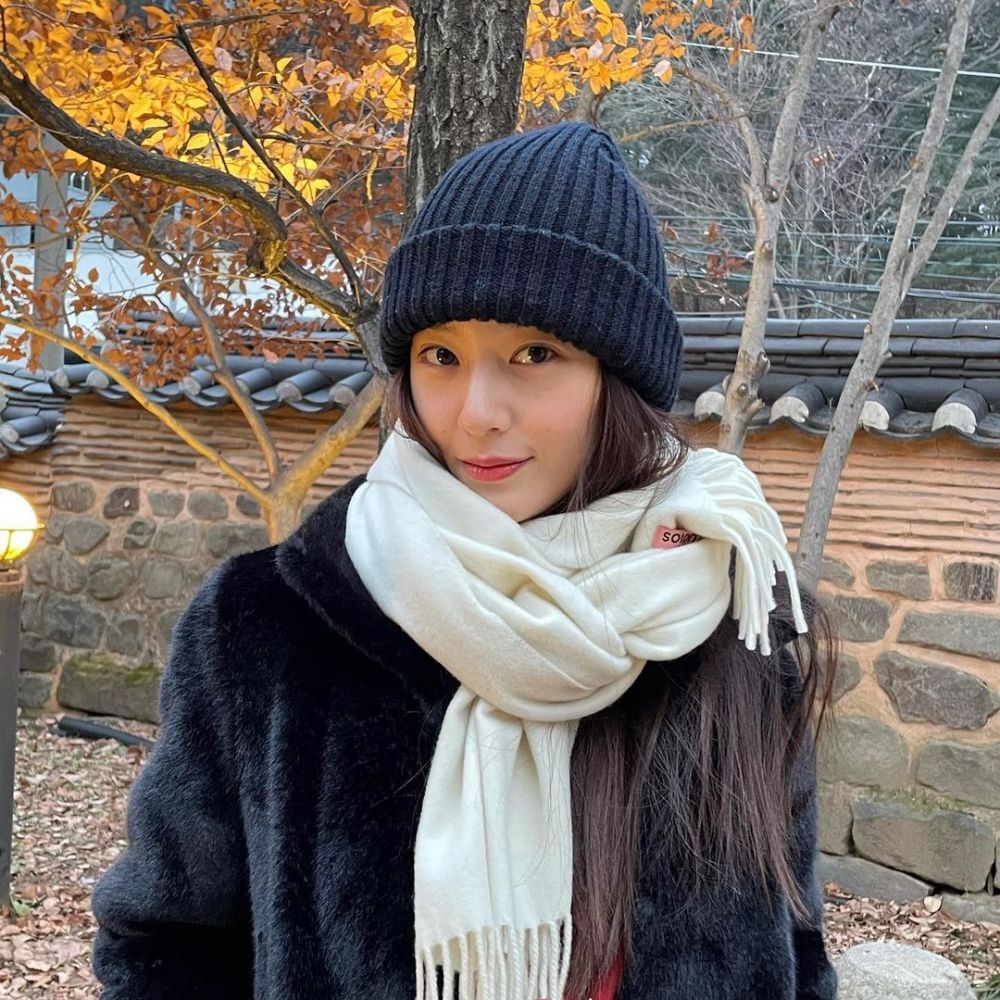 9 Potret On Point Krystal Jung dengan Beanie Hat, Kece Maksimal!