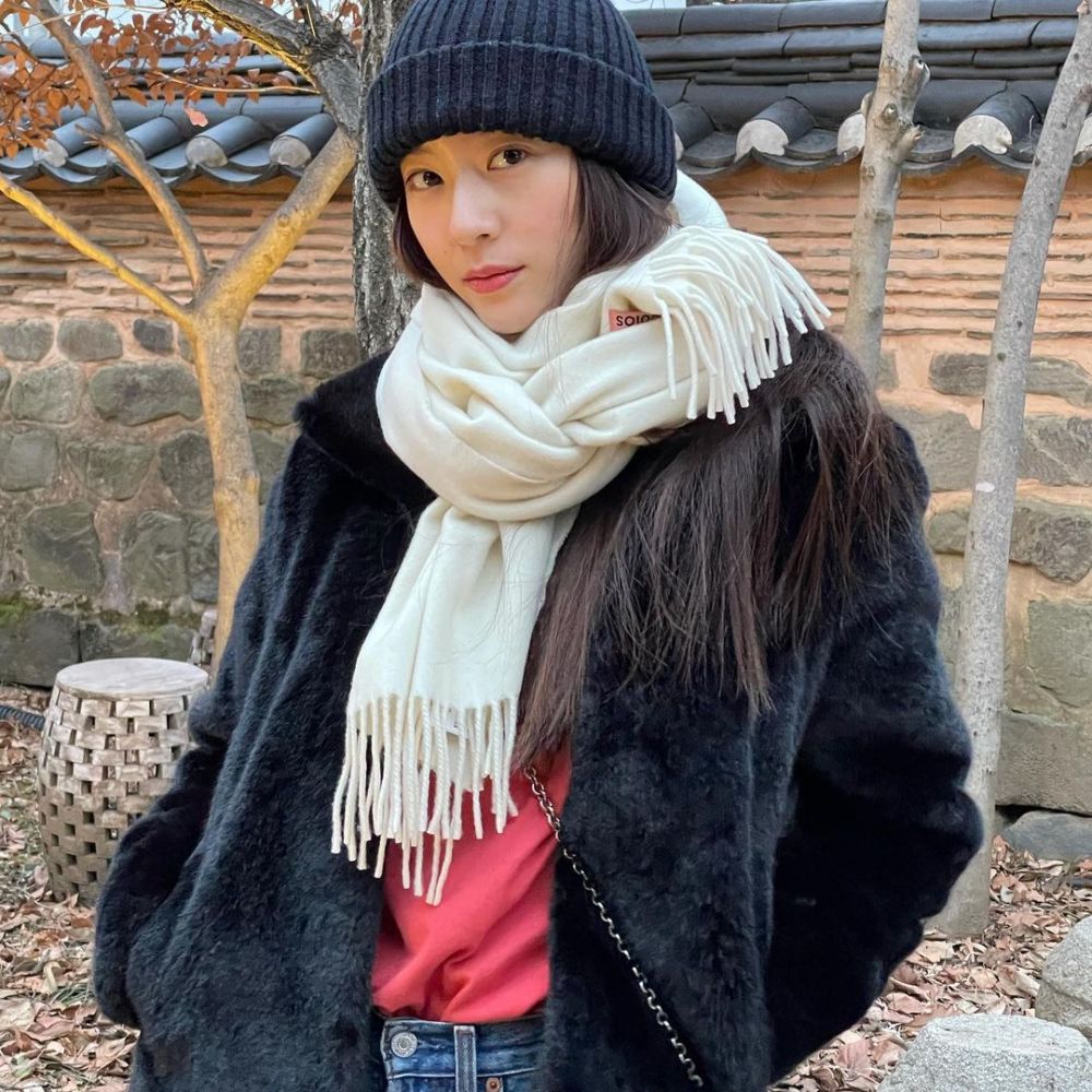 9 Potret On Point Krystal Jung dengan Beanie Hat, Kece Maksimal!