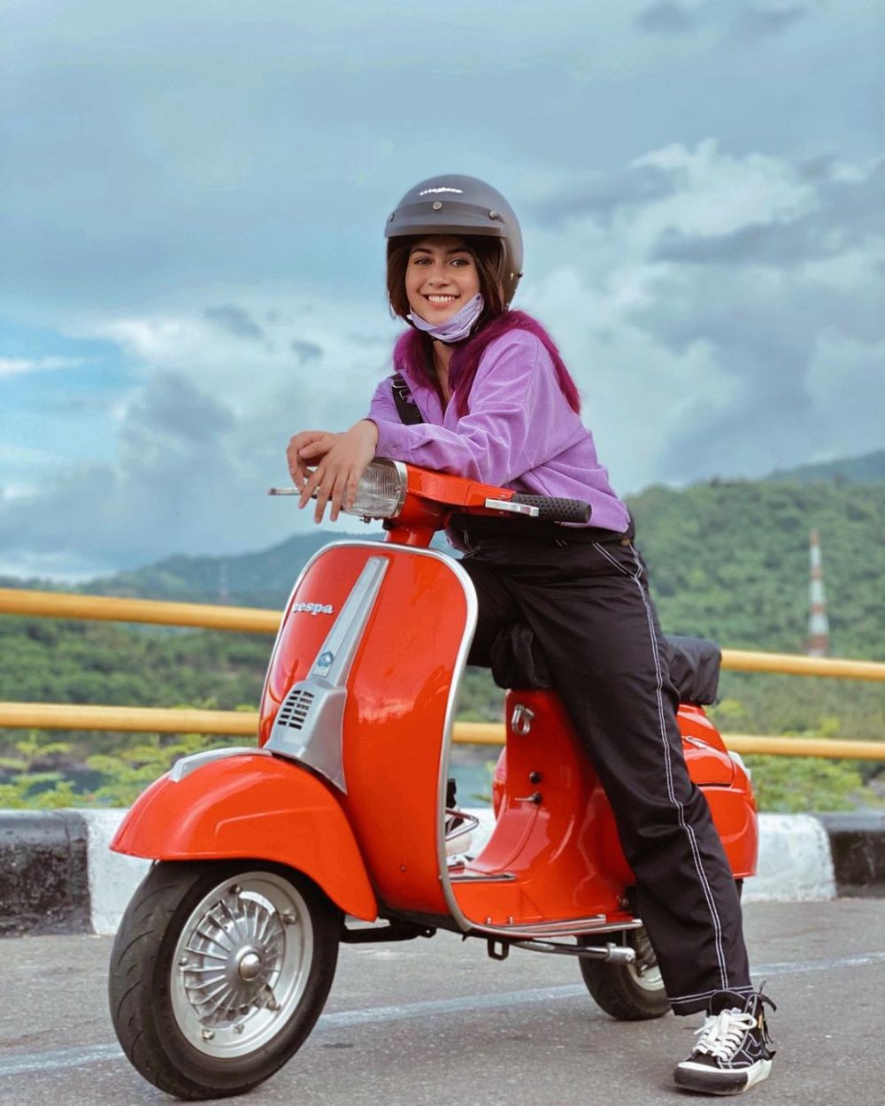 Potret Sintya Marisca Naik Vespa Yang Kece Abis