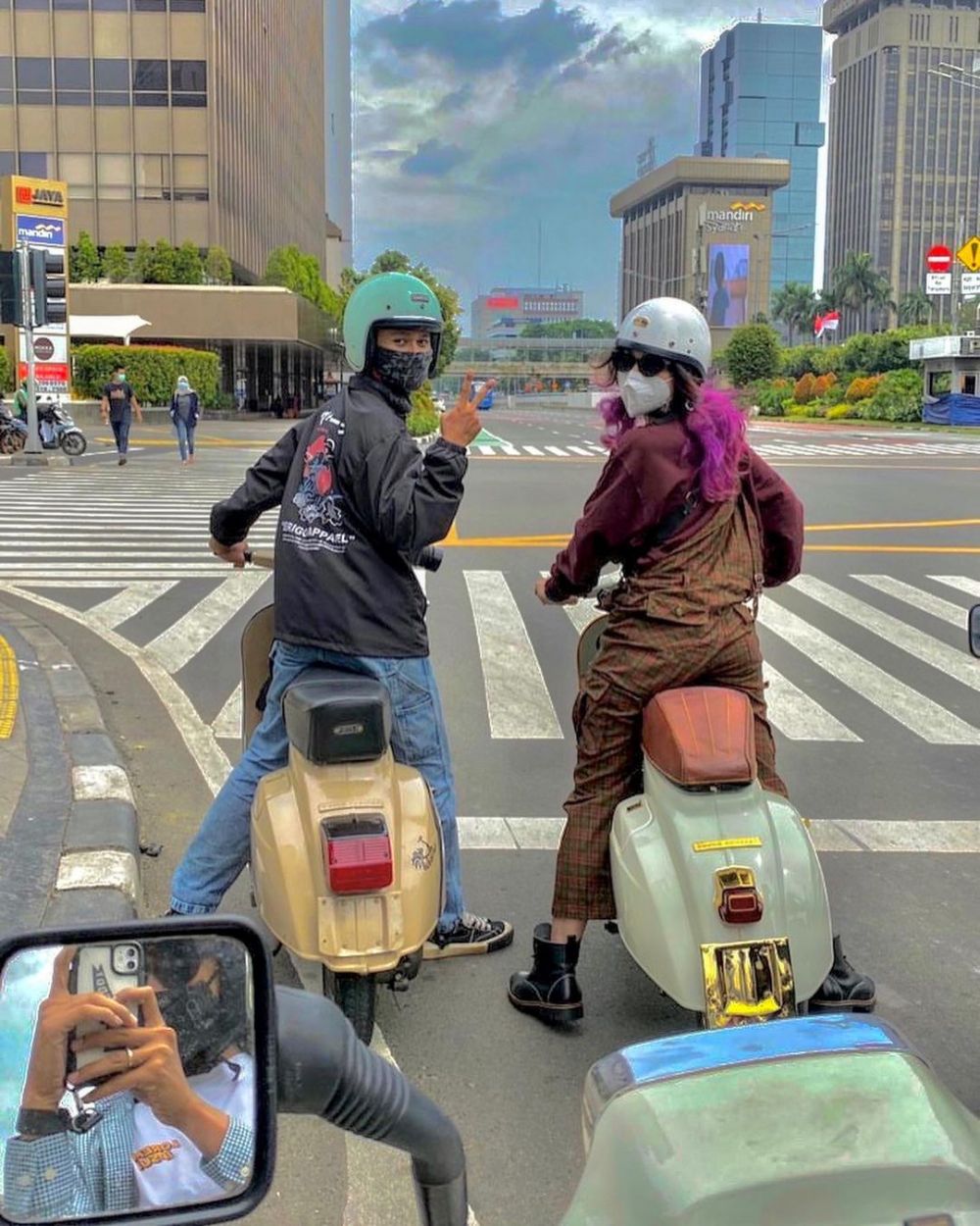 Potret Sintya Marisca Naik Vespa Yang Kece Abis