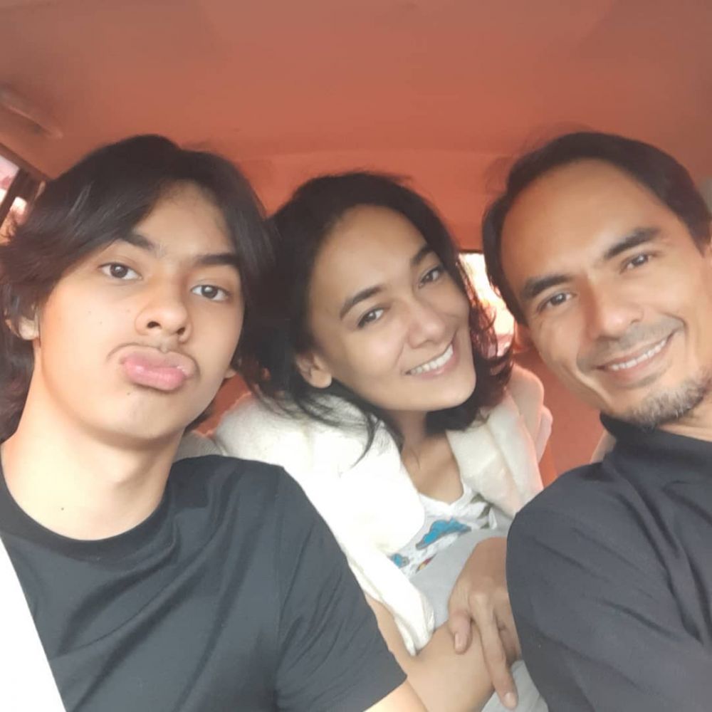9 Potret Kekompakan Ananda Lontoh dengan Putra Sulungnya, Lengket!